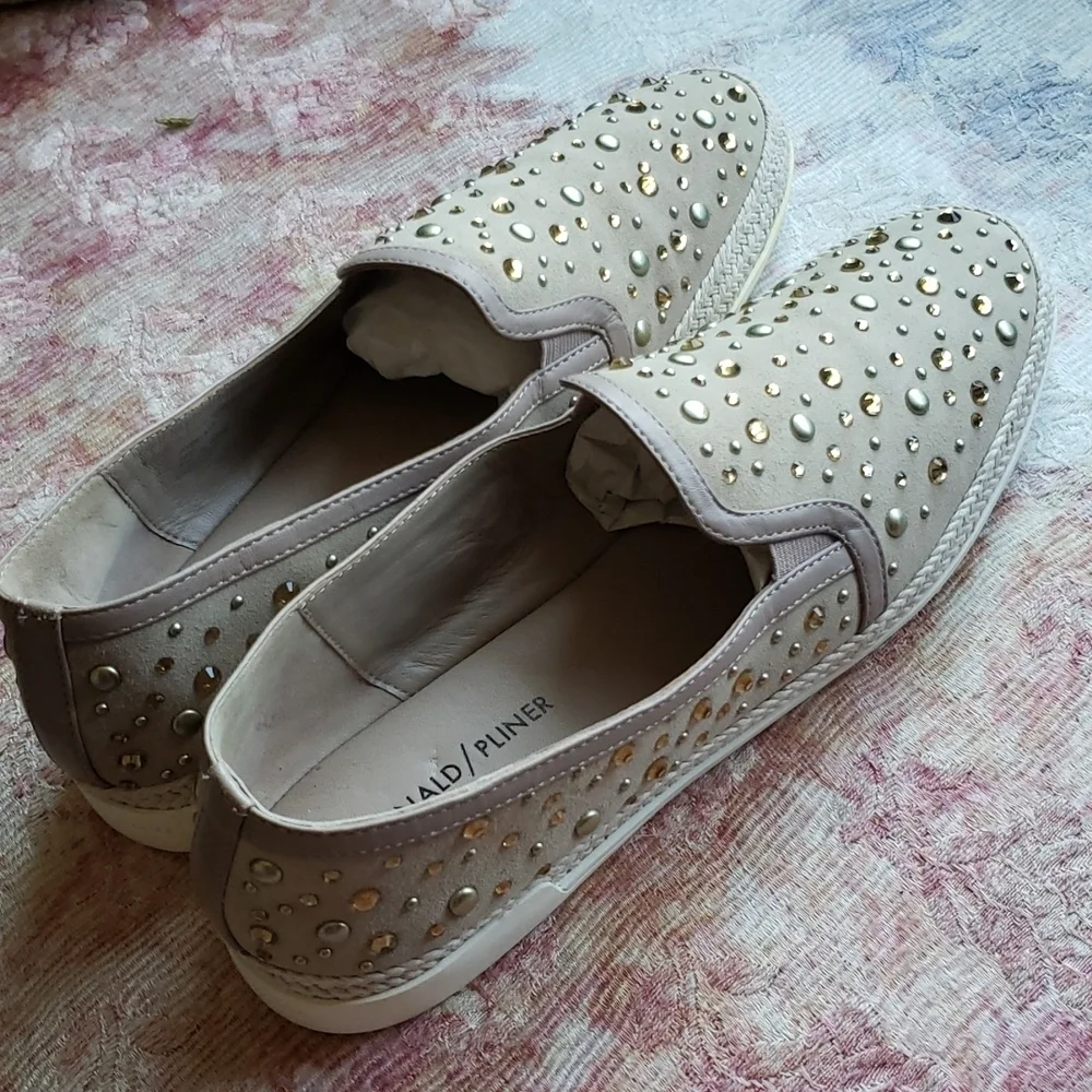 Donald J Pliener 10 Pamelas beige suede rhinestone flats espadrilles